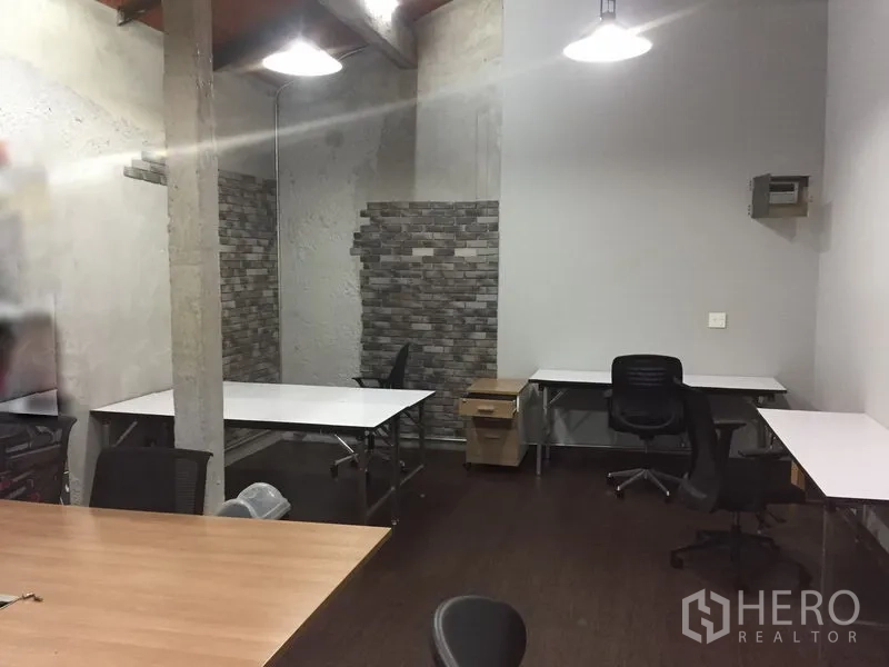 สำนักงาน ให้เช่าในKhlong Toei, Bangkok - ออฟฟิศโอเพ่นสเปซ โต๊ะทำงานหลายตัว เสาคอนกรีตเปลือย ผนังอิฐตกแต่ง และไฟแขวน