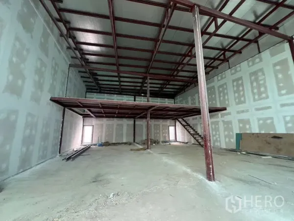 零售空间 出租在Khlong Toei, Bangkok - 双层挑高空间带夹层与楼梯，待装修。