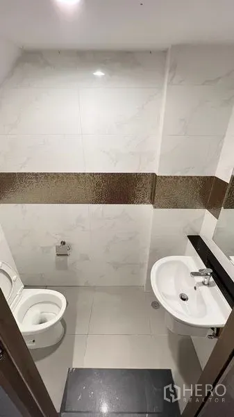 อาคารพาณิชย์ ให้เช่า - ห้องน้ำปูกระเบื้องโทนขาว ขนาดกระทัดรัด พร้อมโถสุขภัณฑ์และอ่างล้างมือ