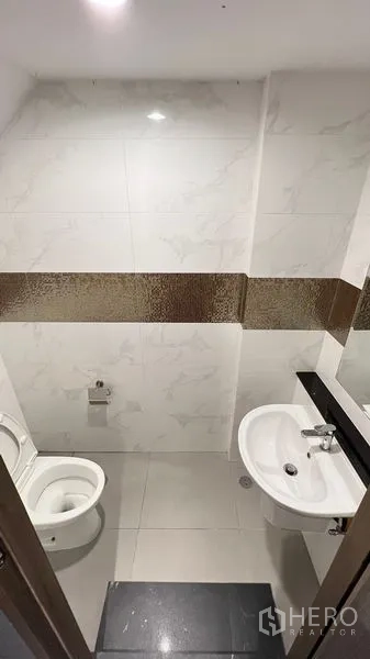 อาคารพาณิชย์ ให้เช่า - ห้องน้ำปูกระเบื้องโทนขาว ขนาดกระทัดรัด พร้อมโถสุขภัณฑ์และอ่างล้างมือ