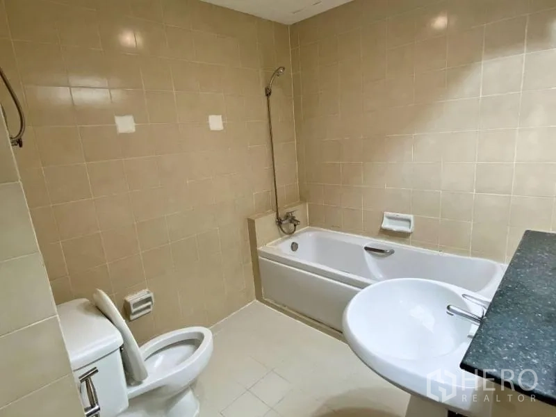 公寓 出租在Khlong Toei, Bangkok - 浴室设浴缸带淋浴、坐便与洗手盆台面。