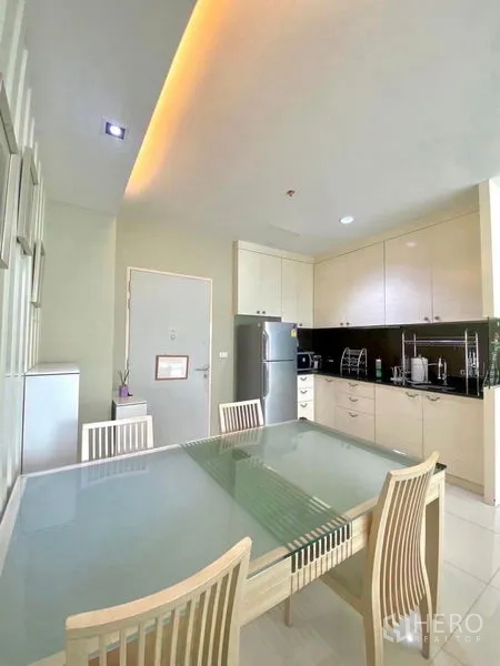 คอนโด ให้เช่าหรือขายในBang Kapi, Bangkok - มุมทานข้าวติดครัว โต๊ะกระจกและตู้เก็บของสูง