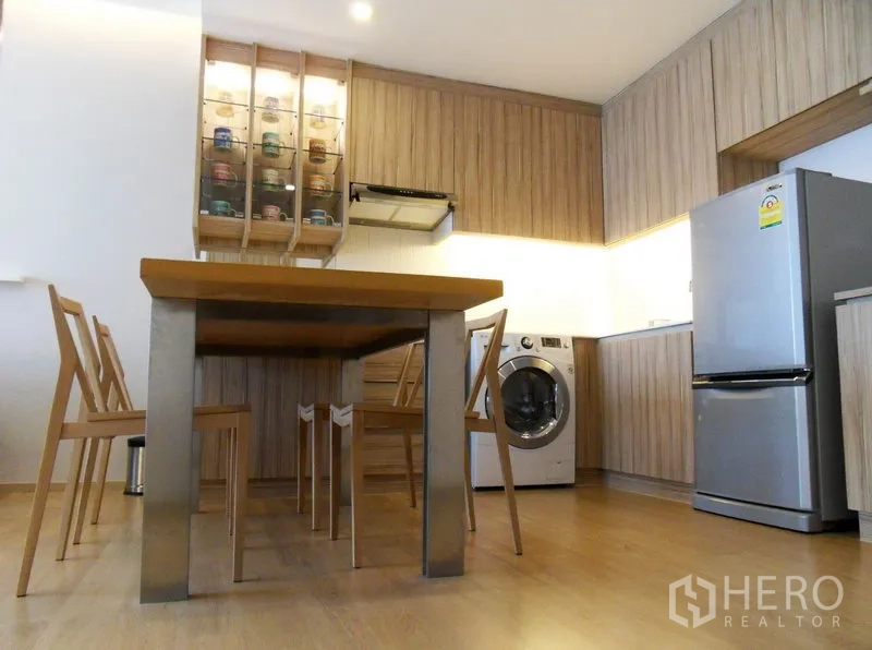 คอนโด ให้เช่าในPhaya Thai, Bangkok - ครัวและพื้นที่ทานอาหารสไตล์โมเดิร์น ตู้ลายไม้ โต๊ะอาหาร ตู้เย็น และเครื่องซักผ้า