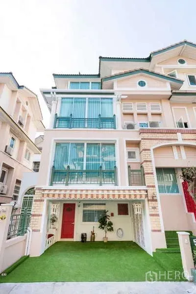 联排别墅 出租在Lat Phrao, Bangkok - 联排别墅外观，多层落地窗与有顶停车位。