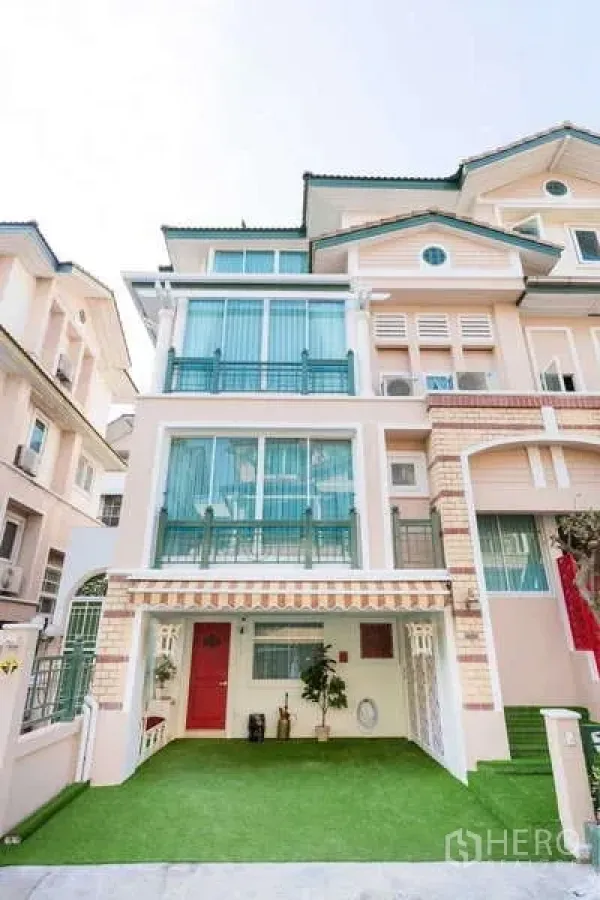 联排别墅 出租在Lat Phrao, Bangkok - 联排别墅外观，多层落地窗与有顶停车位。