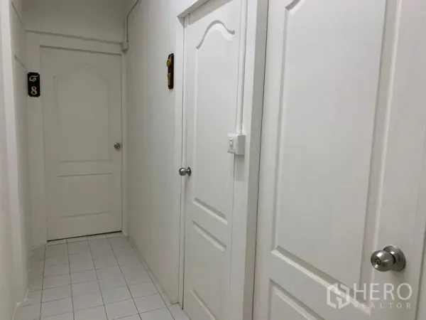 อาคารพาณิชย์ ให้เช่าในKhlong Toei, Bangkok - โถงทางเดินสีขาว ประตูสีขาวหลายบานและพื้นกระเบื้อง