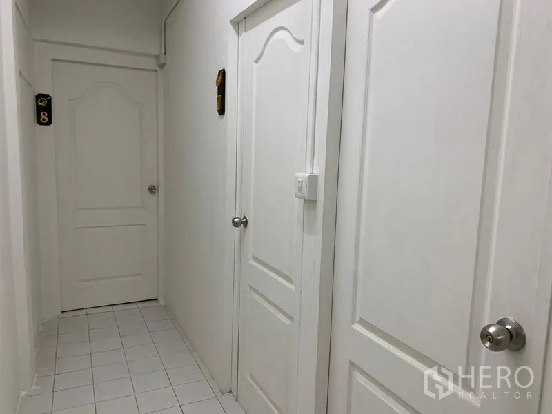 อาคารพาณิชย์ ให้เช่าในKhlong Toei, Bangkok - โถงทางเดินสีขาว ประตูสีขาวหลายบานและพื้นกระเบื้อง