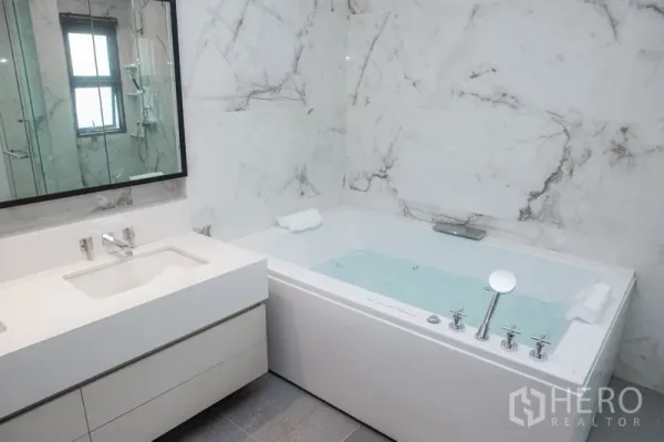 独立式住宅 出租或出售在Bangkok - 豪华浴室，整面大理石墙，超大浸泡浴缸与台盆。