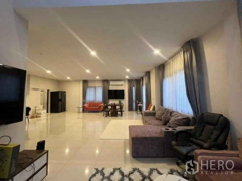 บ้าน ให้เช่าในMueang Nonthaburi, Nonthaburi - ห้องนั่งเล่นขนาดใหญ่มาก โซฟาเซกชันนอล เก้าอี้รีไคลเนอร์ และพื้นกระเบื้อง