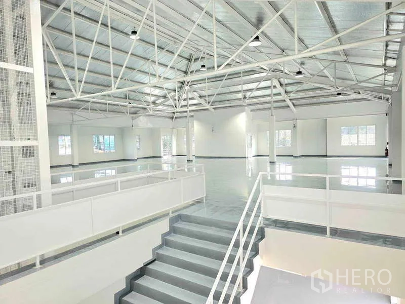 คลังสินค้า ให้เช่าในMueang Samut Prakan, Samut Prakan - บันไดขึ้นชั้นลอยมองเห็นพื้นที่โกดังและโครงหลังคา