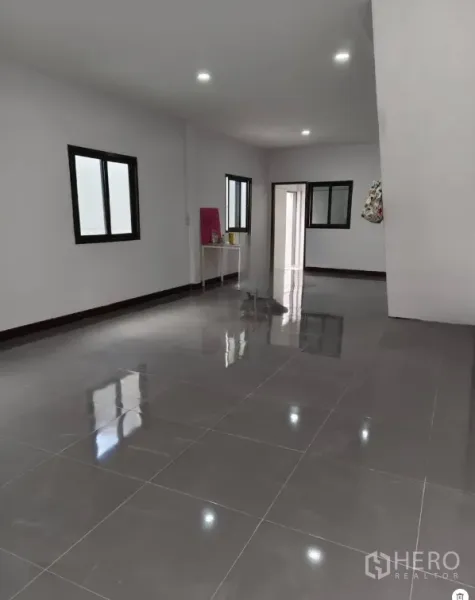 ทาวน์เฮาส์ ขายในPhra Khanong, Bangkok - มุมมองโถงรับแขกแบบโอเพนพร้อมหน้าต่างหลายบานและทางออกด้านหลัง