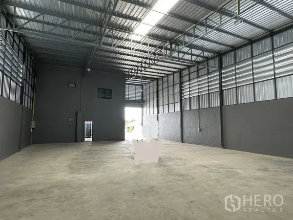 คลังสินค้า ให้เช่าในLam Luk Ka, Pathum Thani - ฮอลล์โกดังพื้นคอนกรีต มีช่องระบายอากาศและประตูทางเข้าขนาดใหญ่