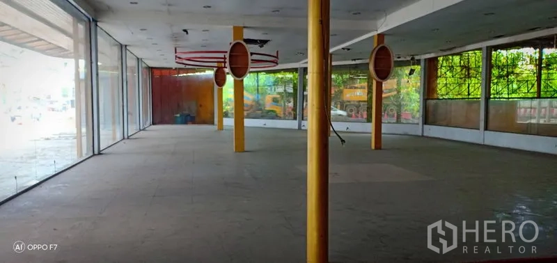零售空间 出租或出售在Bang Khen, Bangkok - 大开间展厅，落地窗与支撑柱。