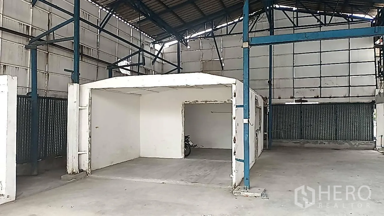 โกดัง for rent in Lat Phrao, Bangkok - ภายในโกดังมีห้องกั้นขนาดเล็กใต้โครงหลังคา