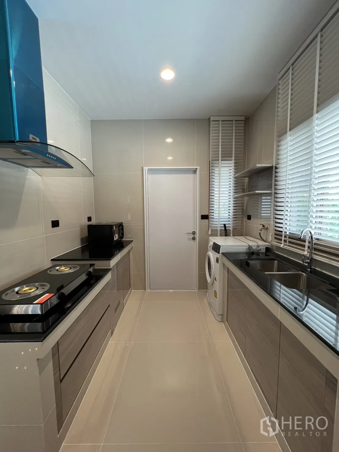 บ้าน ให้เช่าในBang Kapi, Bangkok - ครัวปิดบิวท์อิน เตา เครื่องดูดควัน อ่างล้าง และเครื่องซักผ้า