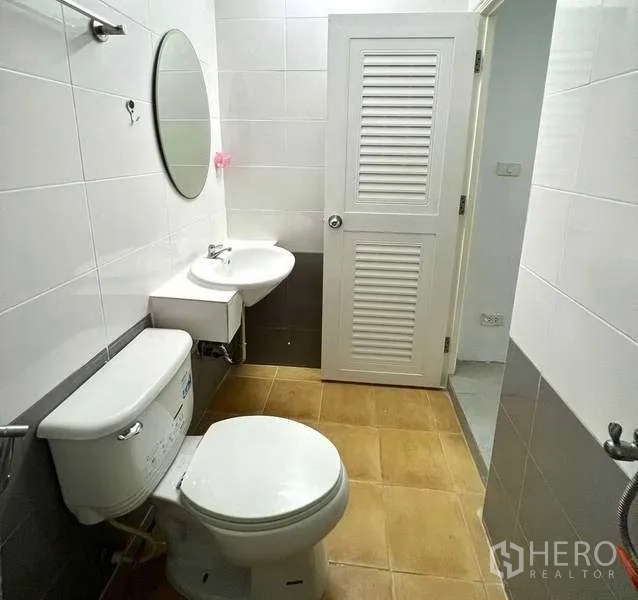 工厂 出租或出售在Mueang Samut Sakhon, Samut Sakhon - 另一间卫生间，白色墙砖，配洗手盆与坐便器。