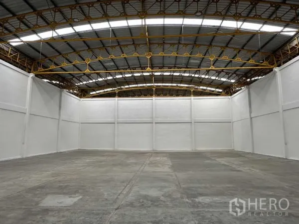 工厂 出租在Bang Phli, Samut Prakan - 空旷生产区，抛光混凝土地面与高隔热屋顶
