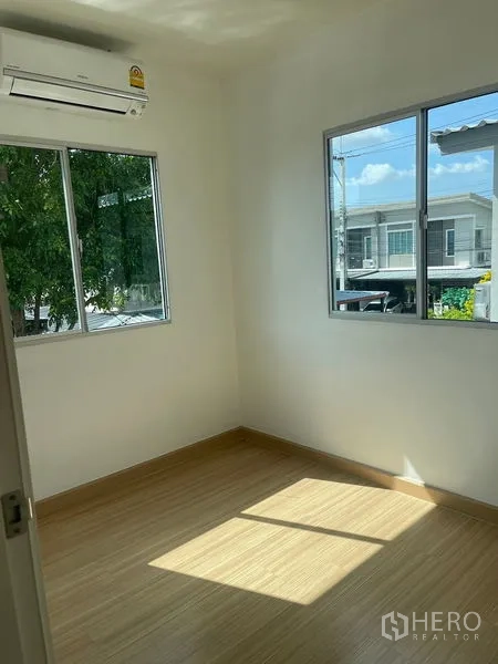 Townhouse for sale - Corner bedroom with two windows, AC and natural light