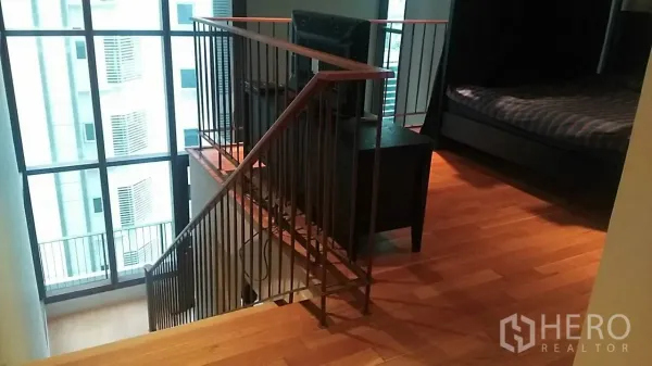 คอนโด ขายในKhlong Toei, Bangkok - ชั้นลอยดูเพล็กซ์พร้อมบันไดและหน้าต่างสูงจรดเพดาน