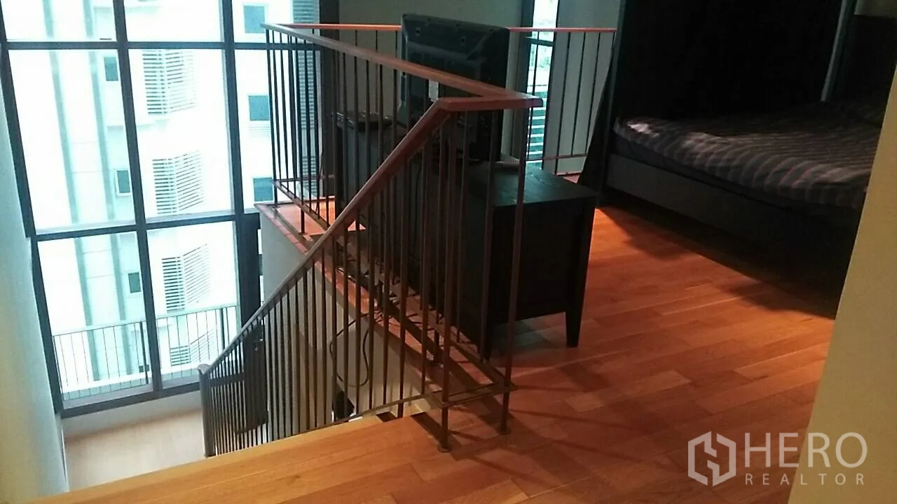 คอนโด ขายในKhlong Toei, Bangkok - ชั้นลอยดูเพล็กซ์พร้อมบันไดและหน้าต่างสูงจรดเพดาน