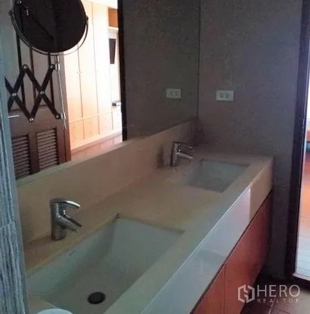 คอนโด ให้เช่าในPathum Wan, Bangkok - ห้องน้ำมีเคาน์เตอร์อ่างล้างหน้าแบบคู่และก๊อกน้ำดีไซน์โมเดิร์น