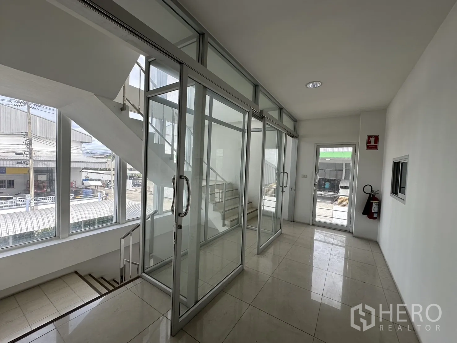 โรงงาน ให้เช่า - โถงกระจกสว่างข้างบันได มองเห็นภายนอกโครงการ