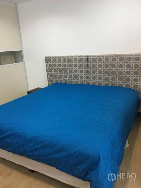 คอนโด ให้เช่าในWatthana, Bangkok - ห้องนอนหลักเตียงคิงส์ไซส์ พร้อมหัวเตียงลายกราฟิก โทนอบอุ่น