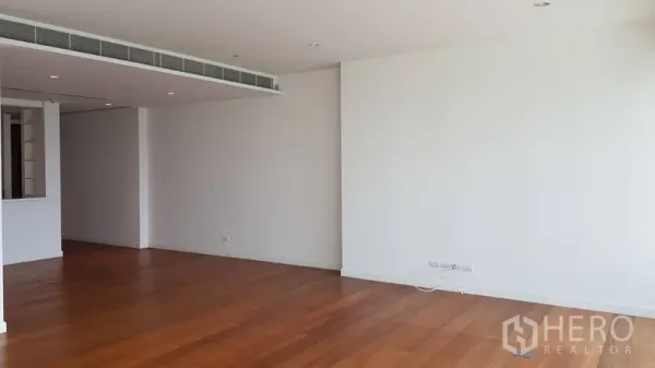 Condominium for rent in Pathum Wan, Bangkok - Open-plan living and dining area with built-in air-conditioning duct.