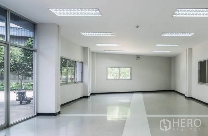 工厂 出租在Mueang Samut Sakhon, Samut Sakhon - 一层办公室空间，大面积窗户与玻璃门，面向绿化院区