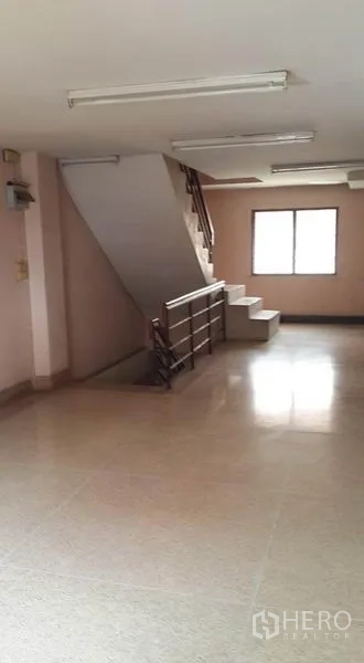 店屋 出租在Bang Khen, Bangkok - 室内楼梯配金属扶手，连接各层。