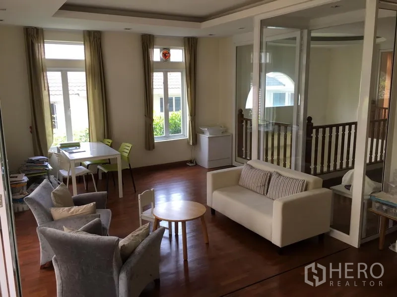 ทาวน์เฮาส์ ขายในHuai Khwang, Bangkok - ห้องนั่งเล่นชั้นบน พื้นไม้ หน้าต่างบานใหญ่ และผนังกระจกบานเลื่อน