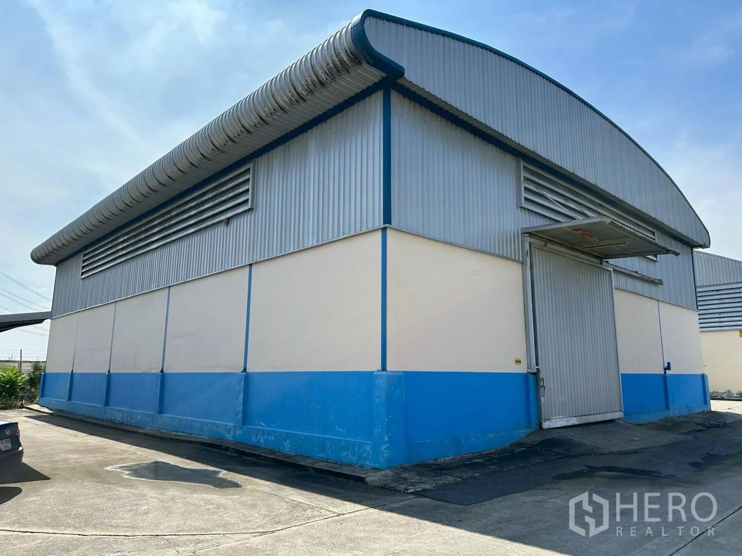 工厂 出租在Lat Lum Kaeo, Pathum Thani - 工厂外立面设装卸门与车道入口，并配通风百叶。