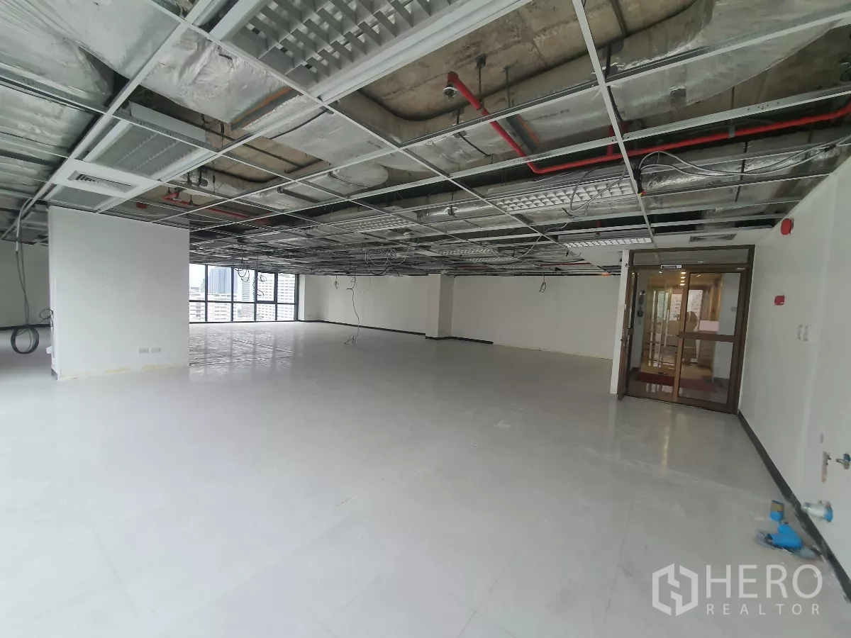 สำนักงาน ให้เช่าในBang Rak, Bangkok - พื้นที่สำนักงานให้เช่าใกล้ BTS เซนต์หลุยส์ ทางเข้าล็อบบี้และแสงสว่างดี