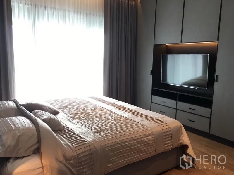 คอนโด ให้เช่าในWatthana, Bangkok - ห้องนอนหลักเตียงคิง ม่านโปร่งและทึบ พร้อมตู้บิวท์อินติดทีวี พื้นไม้