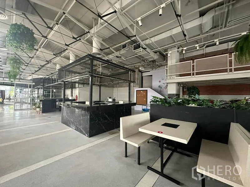 零售空间 出租在Watthana, Bangkok - 宽敞大厅内的售卖亭与卡座布局。