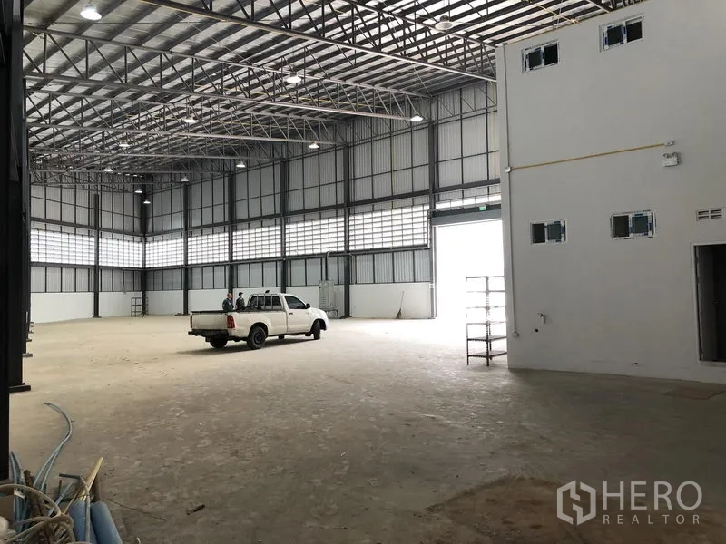 โรงงาน ให้เช่าในSamut Prakan - พื้นที่ผลิตโล่ง โปร่งสว่างด้วยช่องระบายอากาศและทางเข้าใหญ่