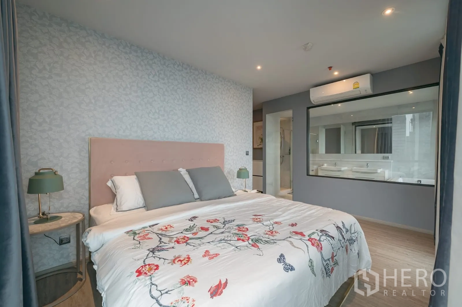 คอนโด ให้เช่าในKhlong Toei, Bangkok - ห้องนอนใหญ่หันสู่หน้าต่างกระจกไปยังห้องน้ำ