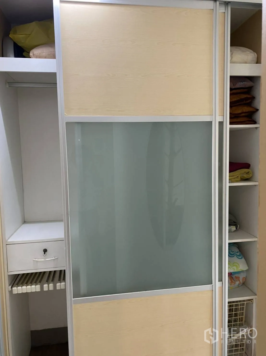 คอนโด ให้เช่าในPathum Wan, Bangkok - ตู้เสื้อผ้าบานเลื่อนพร้อมชั้นและราวแขวน