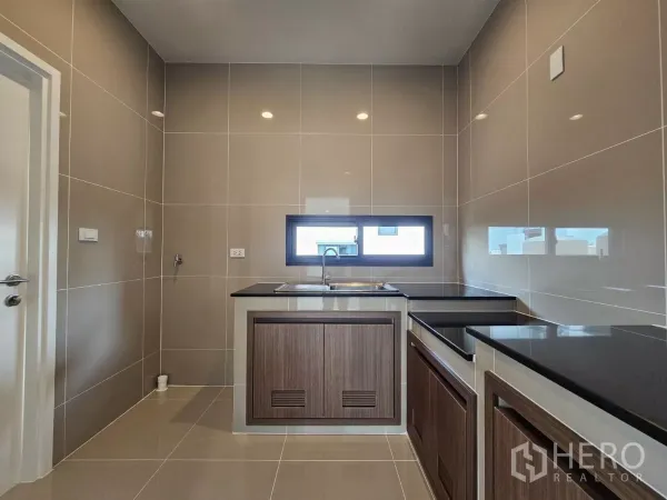 บ้าน ขายในLam Luk Ka, Pathum Thani - ครัวไทยบิวท์อิน เคาน์เตอร์พร้อมตู้ และหน้าต่างแนวนอน