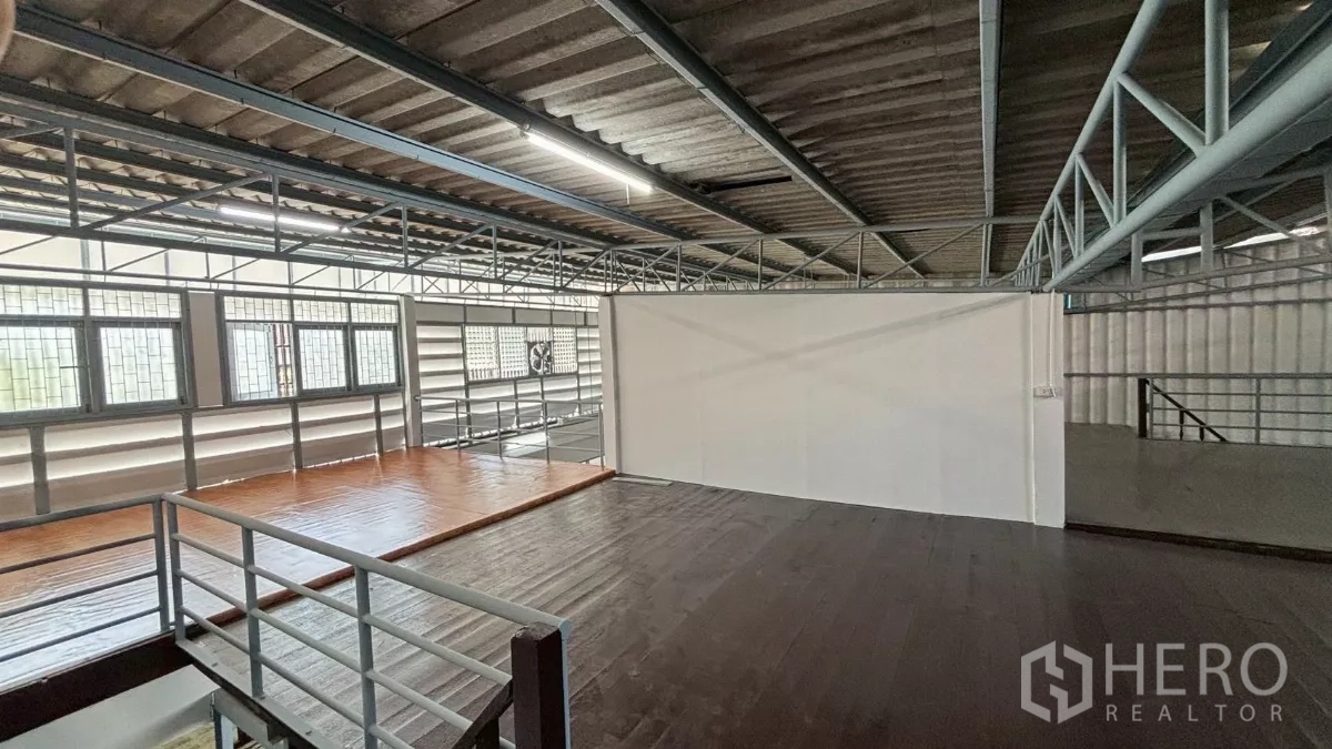 คลังสินค้า ให้เช่าหรือขายในKhlong San, Bangkok - พื้นที่ชั้นลอยพื้นไม้เงางาม มีหน้าต่างรับแสงธรรมชาติ