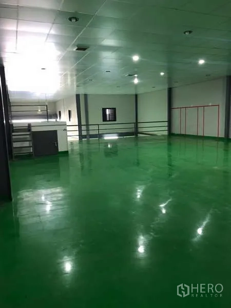 โรงงาน ให้เช่าในBang Phli, Samut Prakan - ชั้นลอยพื้นที่กว้างมีราวกันตกและไฟเพดานจำนวนมาก