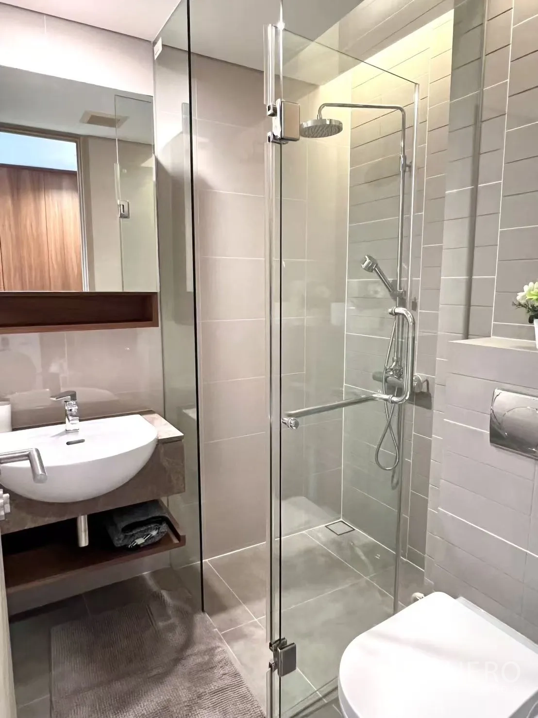 คอนโด ขายในWatthana, Bangkok - ห้องน้ำสมัยใหม่พร้อมตู้ชาวเวอร์กระจก เรนชาวเวอร์ และอ่างล้างหน้าขนาดกะทัดรัด