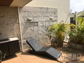 ทาวน์เฮาส์ ให้เช่าหรือขายในYan Nawa, Bangkok - ลานดาดฟ้าส่วนตัว ผนังหิน เตียงอาบแดด และต้นไม้