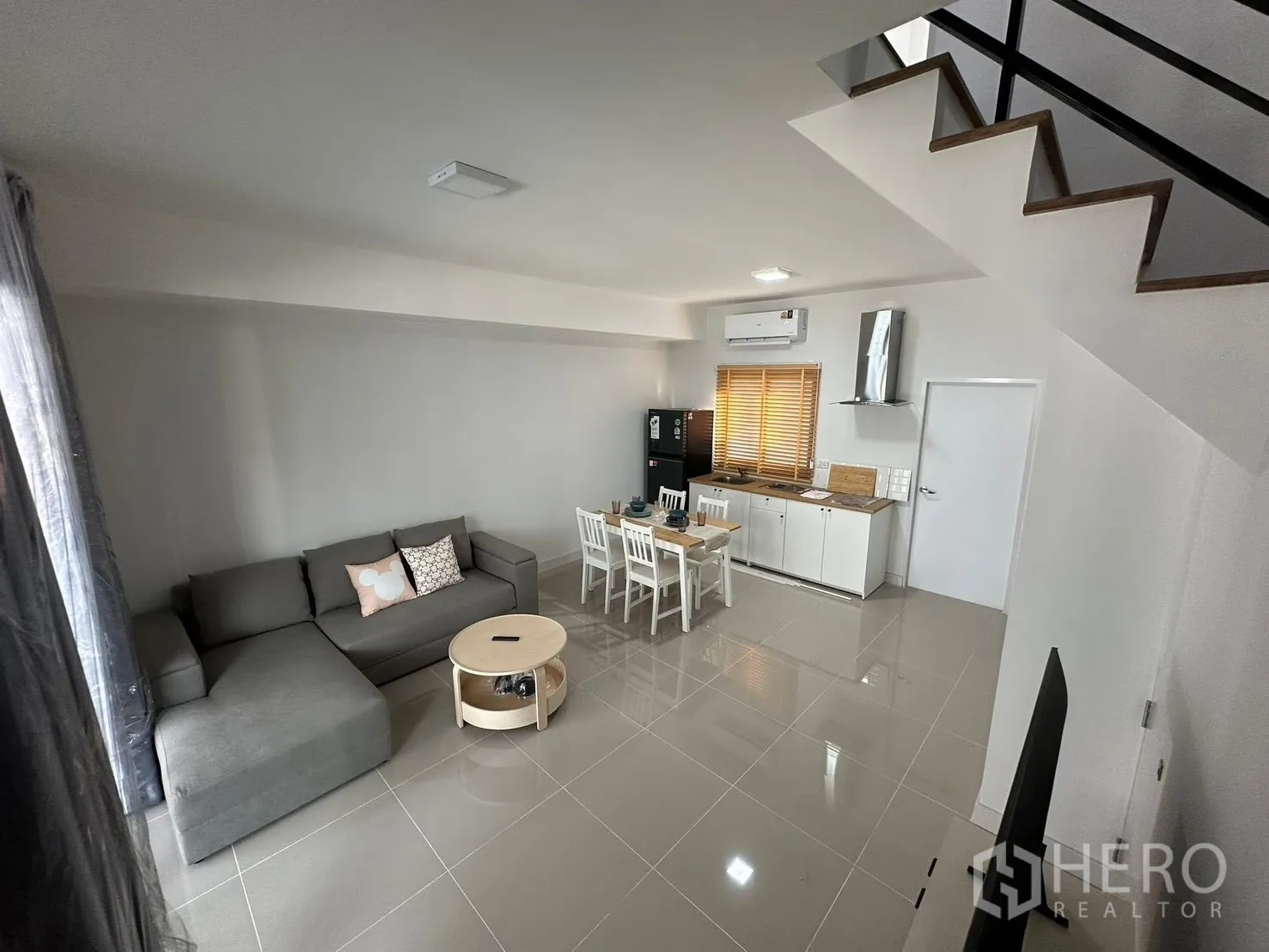 ทาวน์เฮาส์ for rent in Bang Phli, Samut Prakan - ภาพมุมสูงของโถงนั่งเล่นและทานอาหาร พร้อมบันไดเด่น