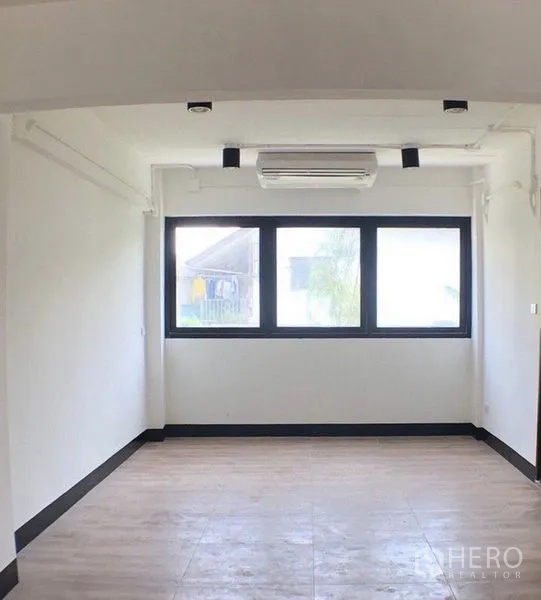 สำนักงาน ขายในRatchathewi, Bangkok - พื้นที่สำนักงานขนาดกะทัดรัด หน้าต่างกรอบดำ แอร์ผนัง และพื้นลายไม้