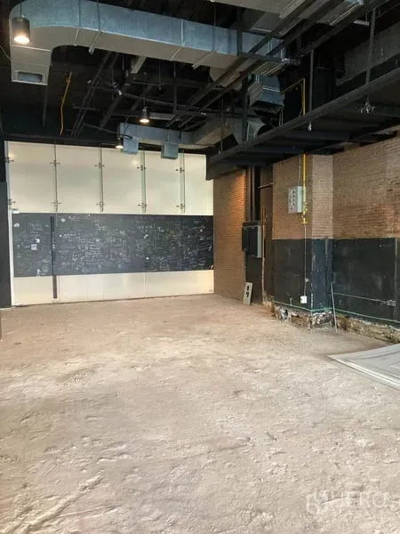 零售空间 出租在Watthana, Bangkok - 工业风零售空间，裸露风管、灯轨与配电箱一应俱全。