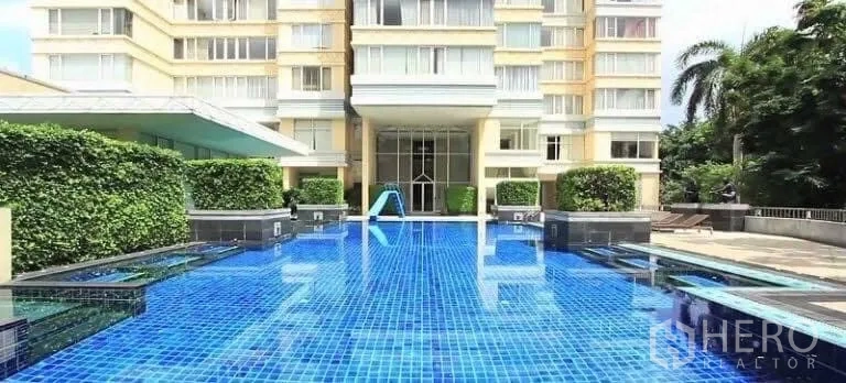 คอนโด ให้เช่าในWatthana, Bangkok - สระว่ายน้ำกลางแจ้งของคอนโด ปูกระเบื้องสีน้ำเงิน รายล้อมด้วยสวนเขียว