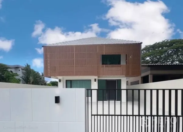 独立式住宅 出售在Prawet, Bangkok - 现代两层独栋别墅外立面，木格栅装饰与金属大门车道，位于曼谷Prawet区。