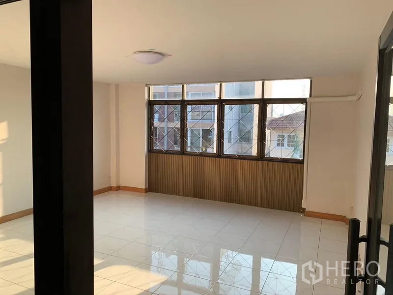 อาคารพาณิชย์ ขายในHuai Khwang, Bangkok - ห้องปูกระเบื้องสว่างไสว พร้อมหน้าต่างบานใหญ่มีเหล็กดัด