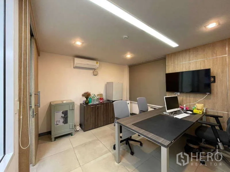 带办公室的家 出租在Watthana, Bangkok - 私人办公室，配电视、保险柜、柜体与书桌